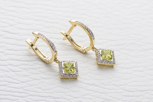 Серьги из жёлтого золота с 2 хризолитами и 58 фианитами