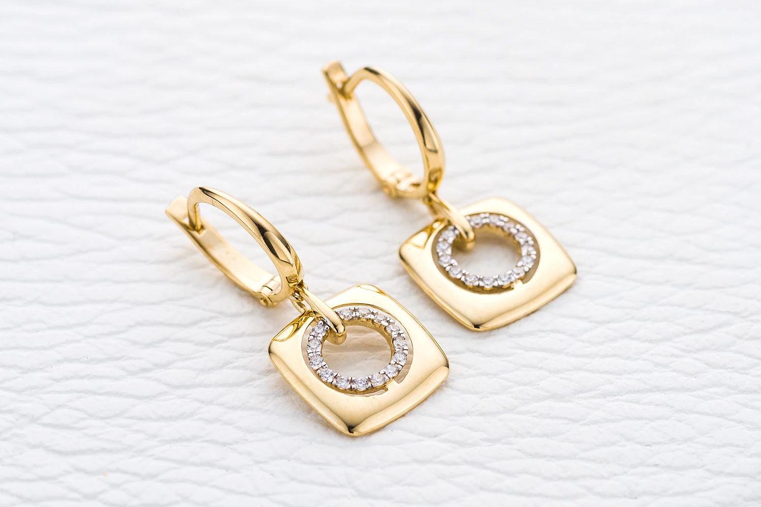 Серьги из жёлтого золота с 28 фианитами