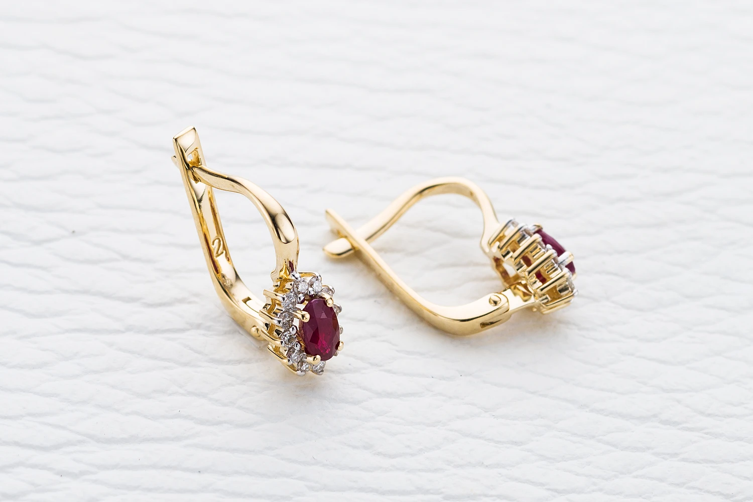 Серьги из жёлтого золота с 2 рубинами и 24 бриллиантами