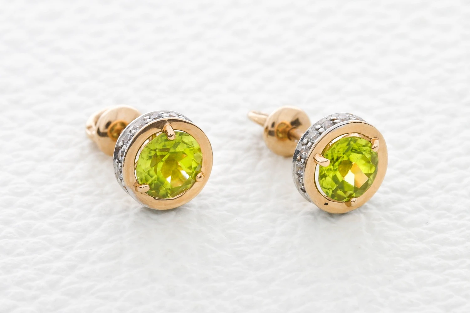 Серьги-пусеты из красного золота с 2 хризолитами и 32 фианитами