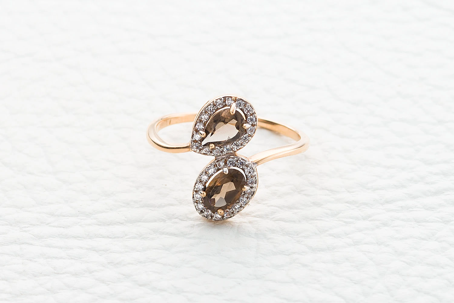 Кольцо из красного золота с 2 раухтопазами и 32 фианитами