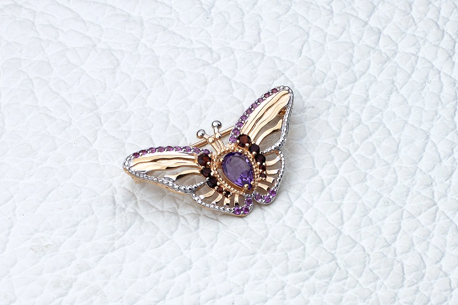 Брошь Бабочка из красного золота с аметистом, гранатами и родолитами