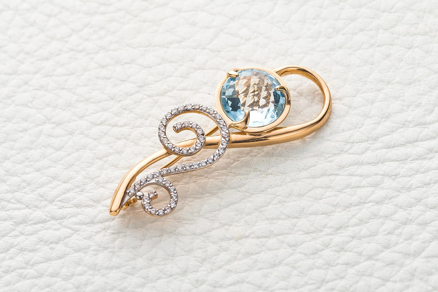 Брошь из красного золота с топазом sky и 51 фианитами