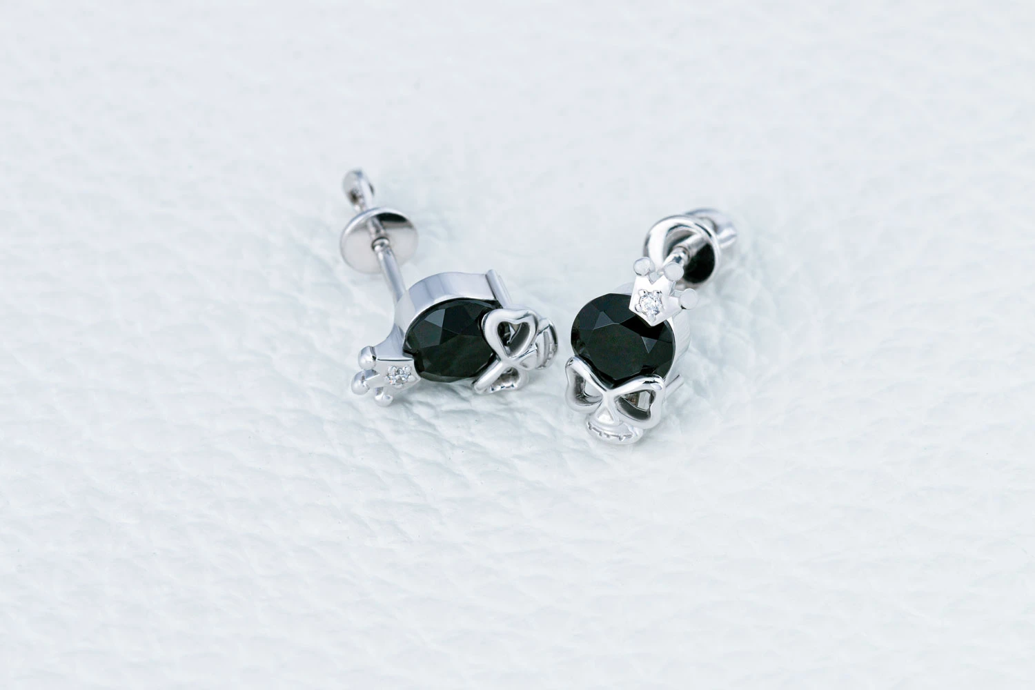 Детские серьги-пусеты Короны из белого золота с 2 агатами и 2 фианитами