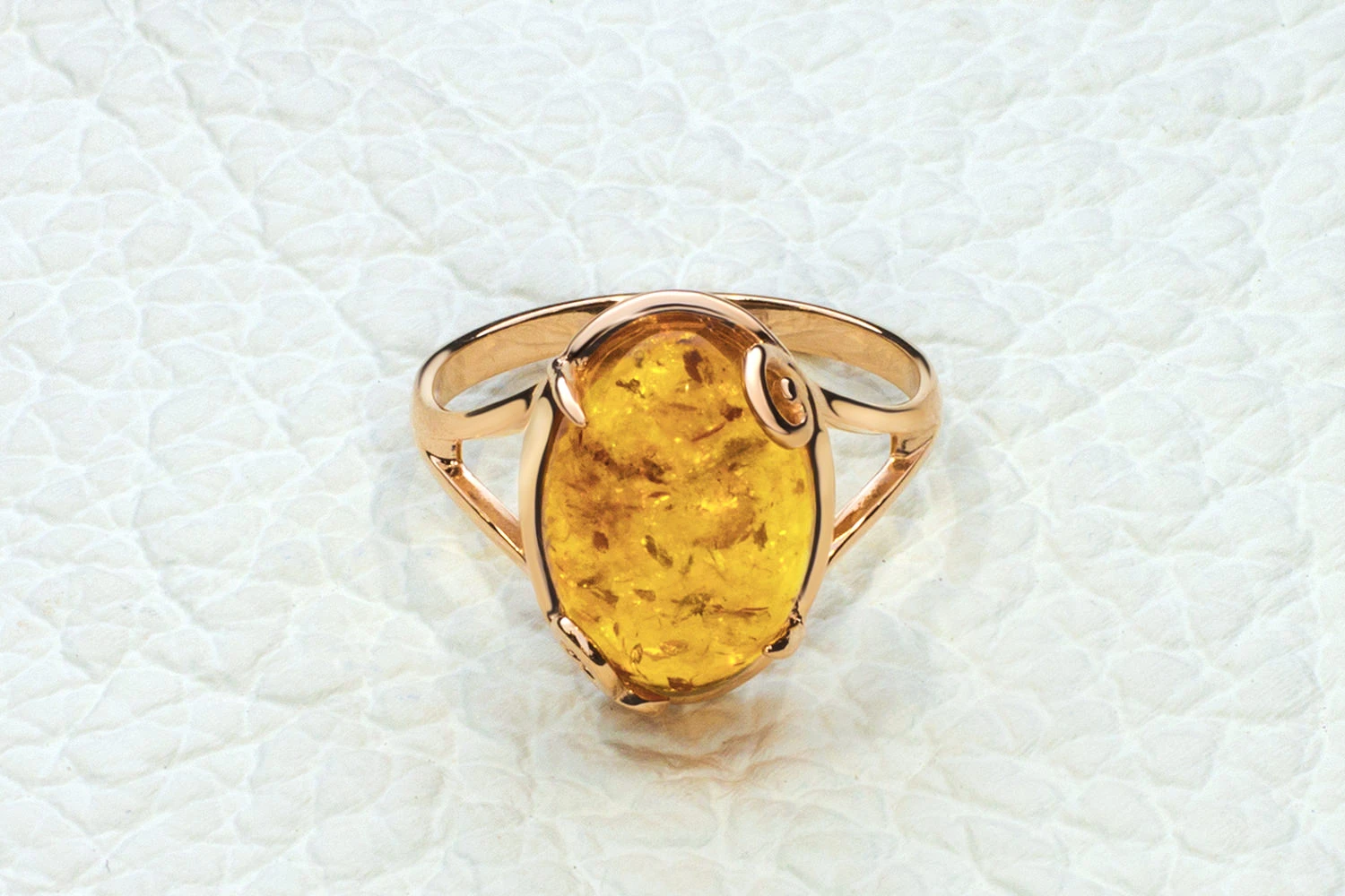 Кольцо из красного золота с янтарём