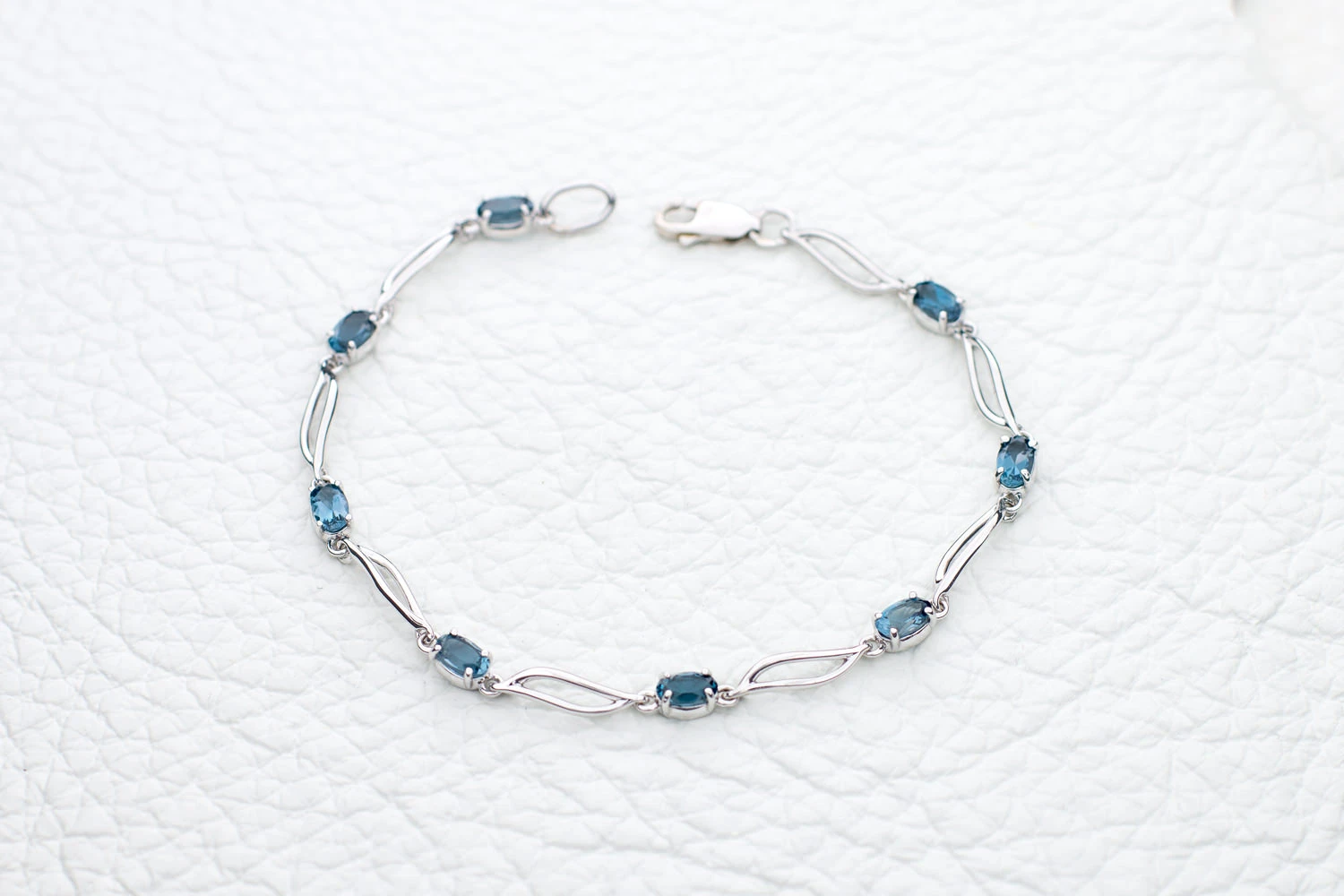 Браслет Дорожка из белого золота с 9 топазами лондон