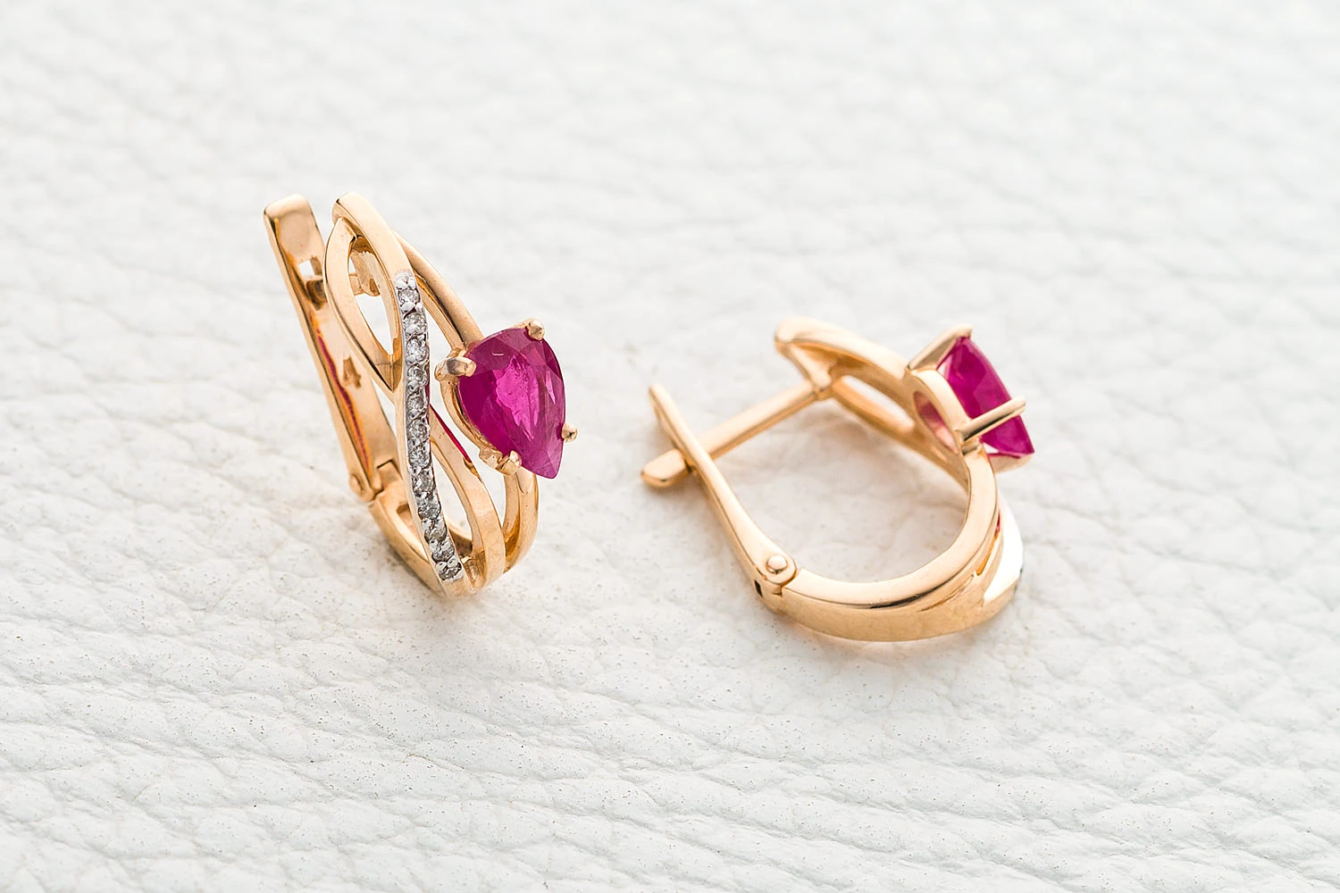 Серьги из красного золота с 2 рубинами и 24 бриллиантами