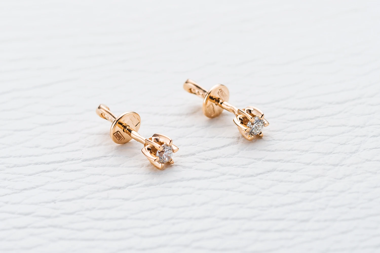 Серьги-пусеты из красного золота с 2 бриллиантами