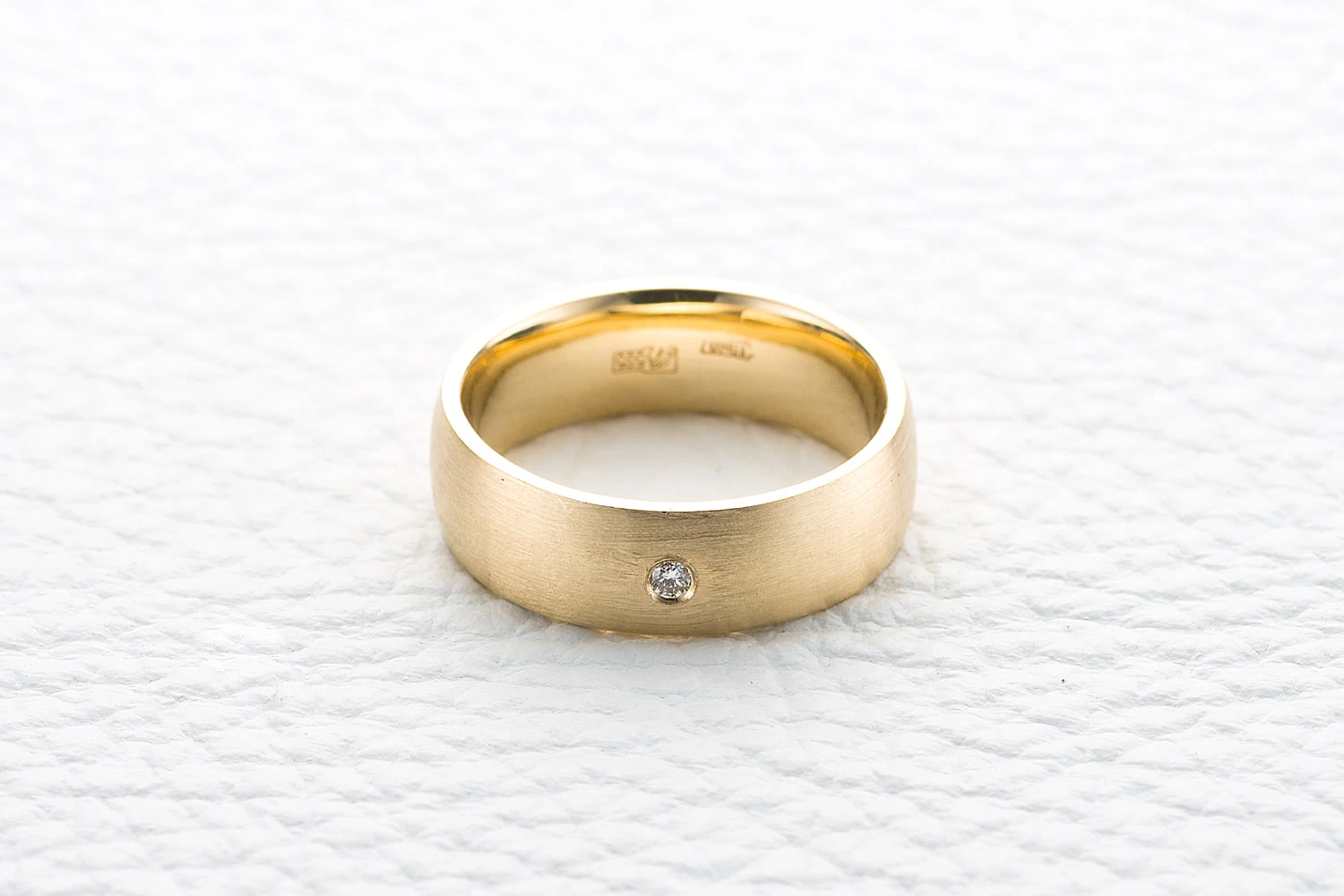 Кольцо из жёлтого золота с бриллиантом