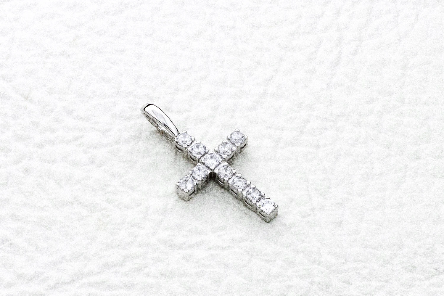 Крест из белого золота с 11 фианитами