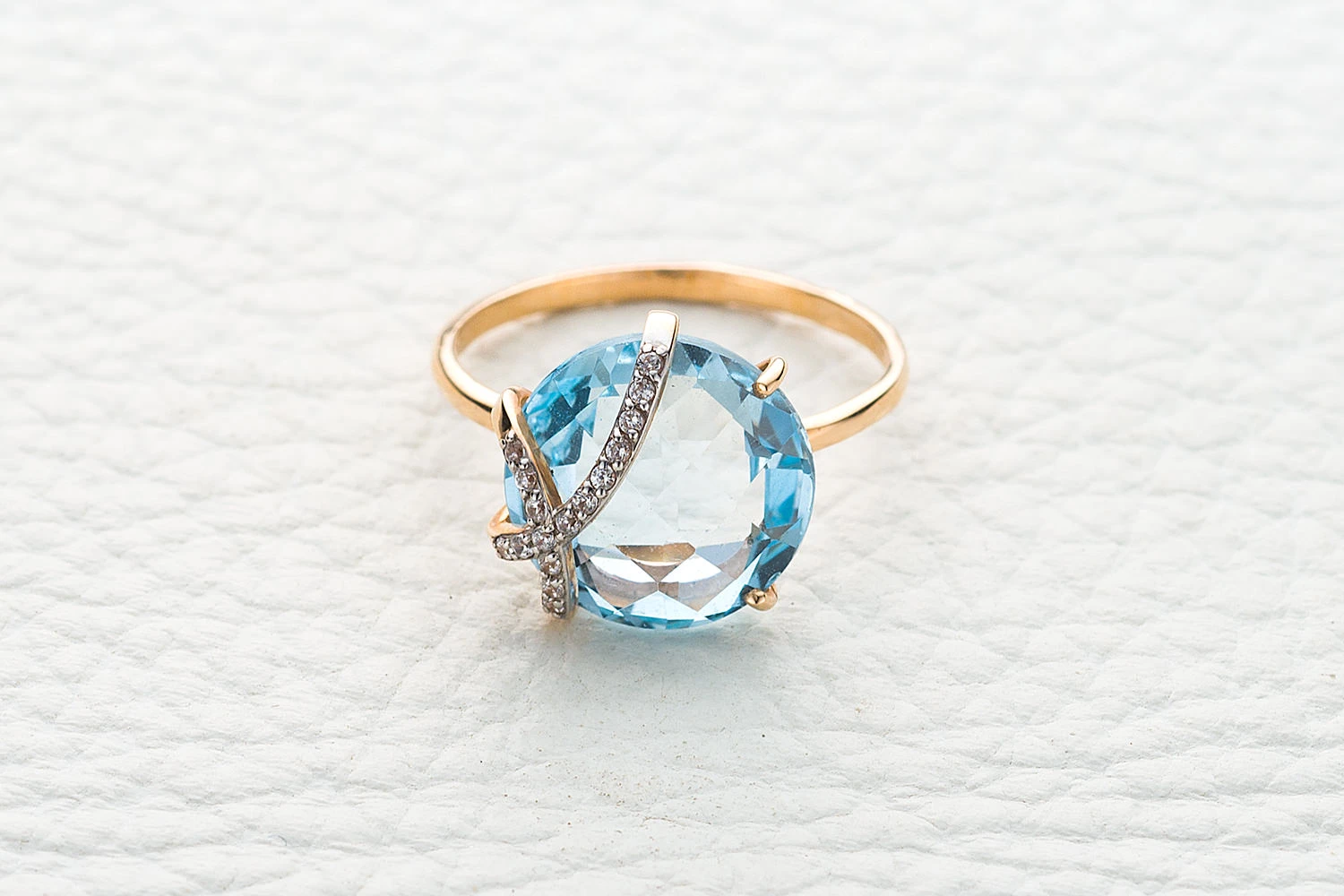Кольцо из красного золота с топазом sky и 16 фианитами