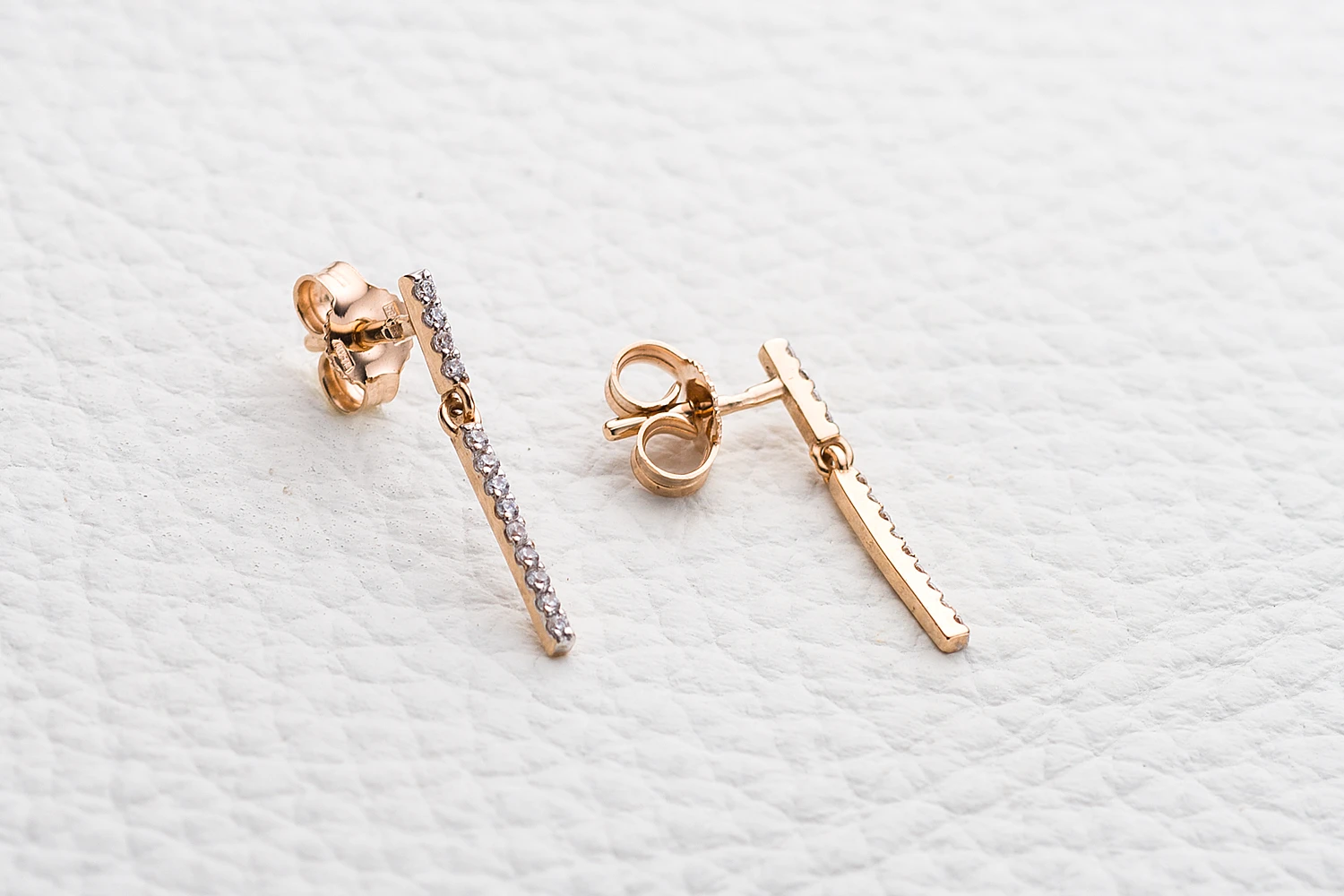 Серьги-пусеты Дорожки из красного золота с 28 фианитами