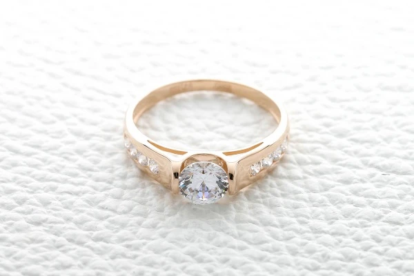 Кольцо из красного золота с 9 кристаллами swarovski