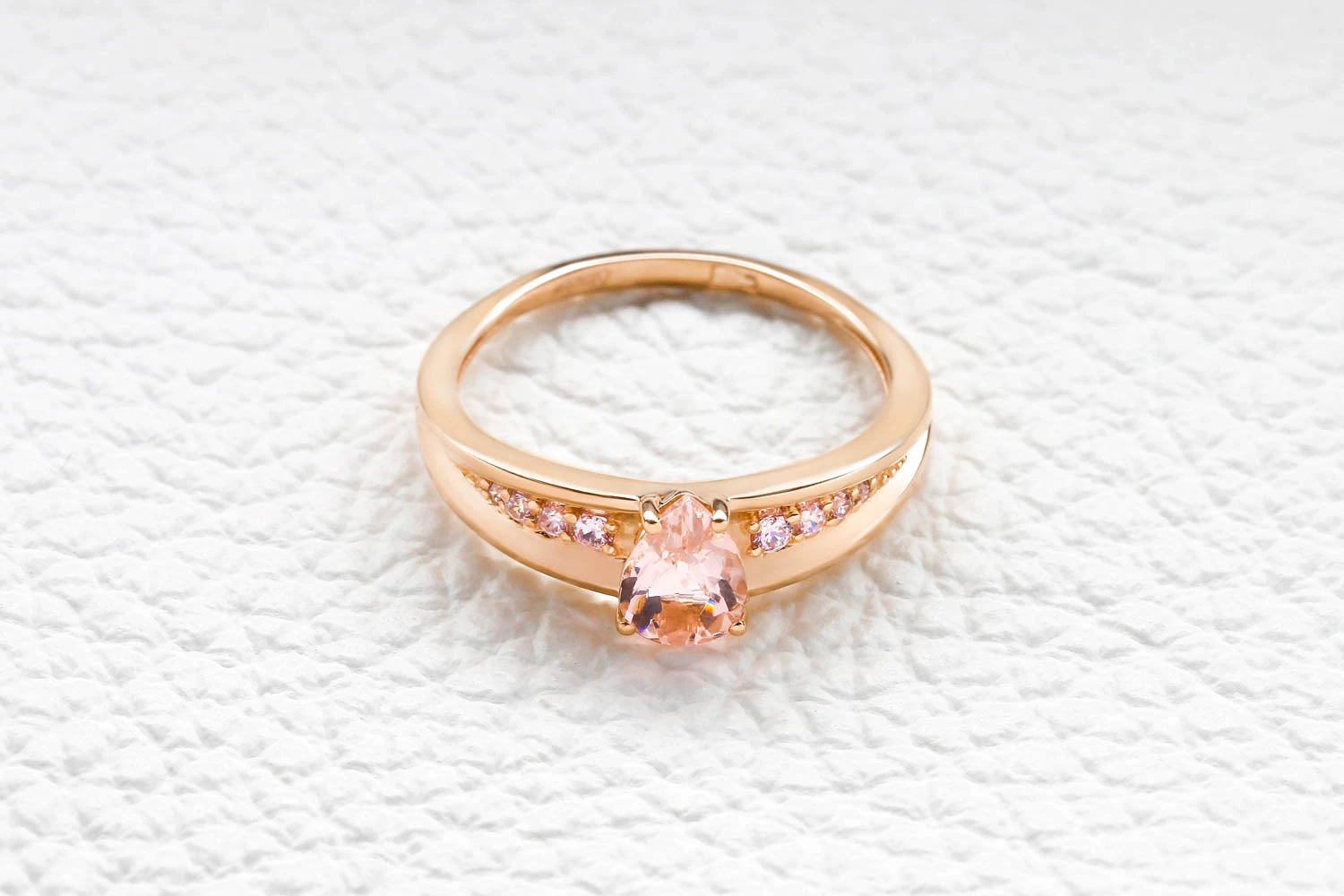 Кольцо из красного золота с ситаллом и 8 фианитами