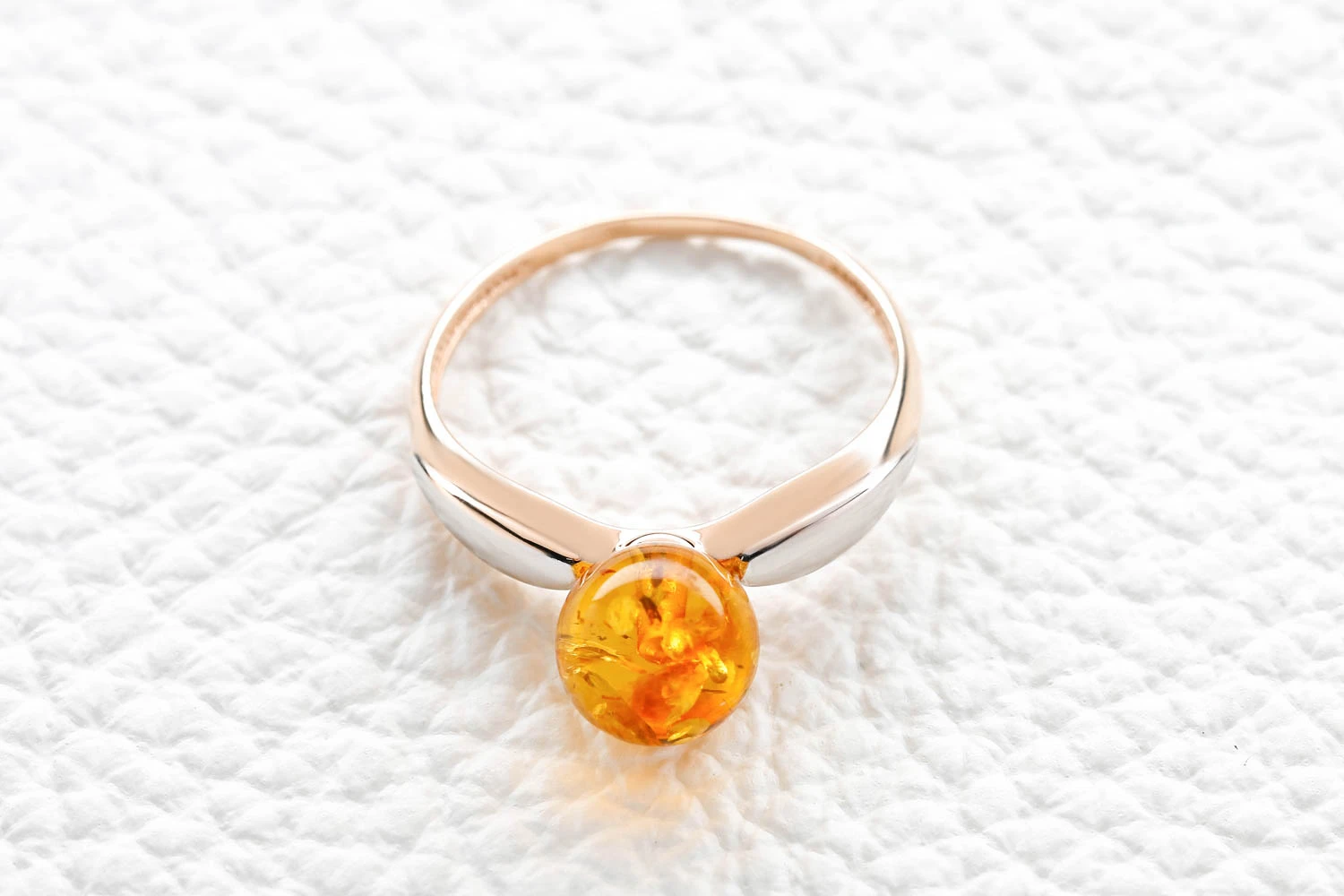 Кольцо из красного золота с янтарём
