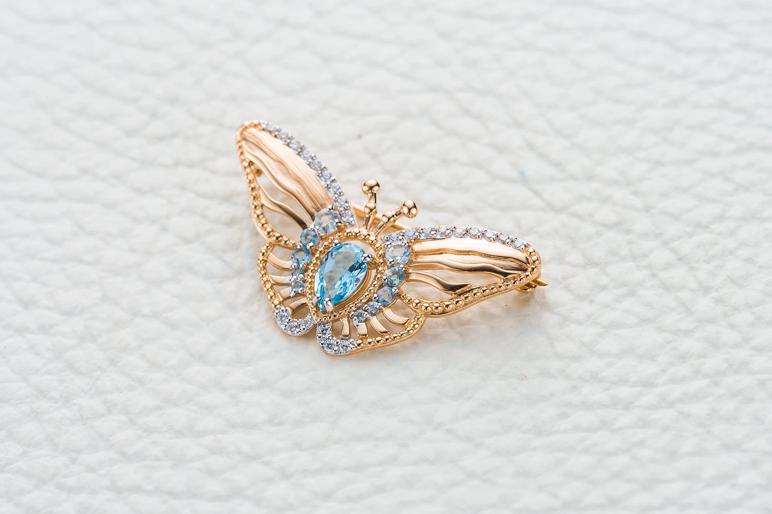 Брошь Бабочка из красного золота с 11 топазами swiss и 24 фианитами