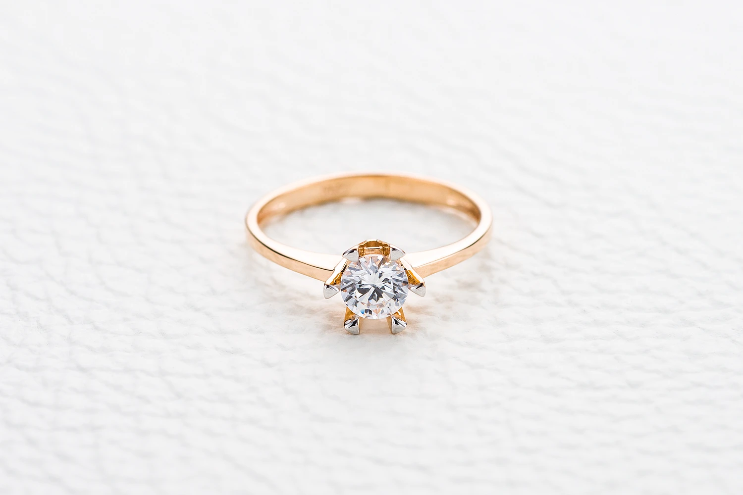Кольцо из красного золота с кристаллом swarovski