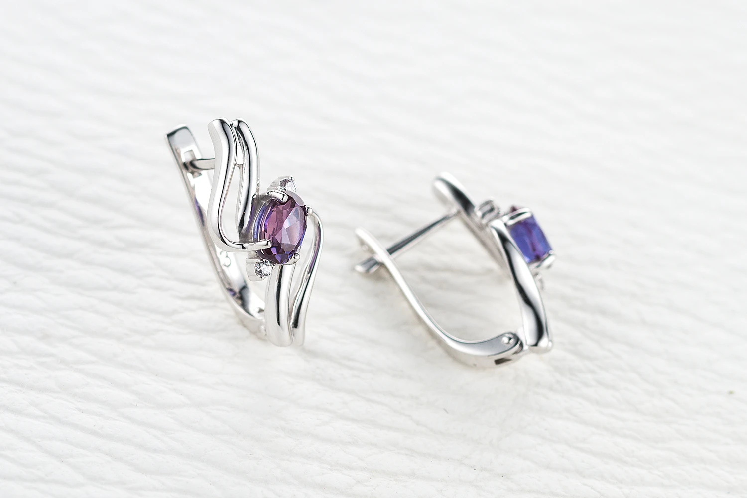 Серьги из белого золота с 2 александритами и 4 фианитами