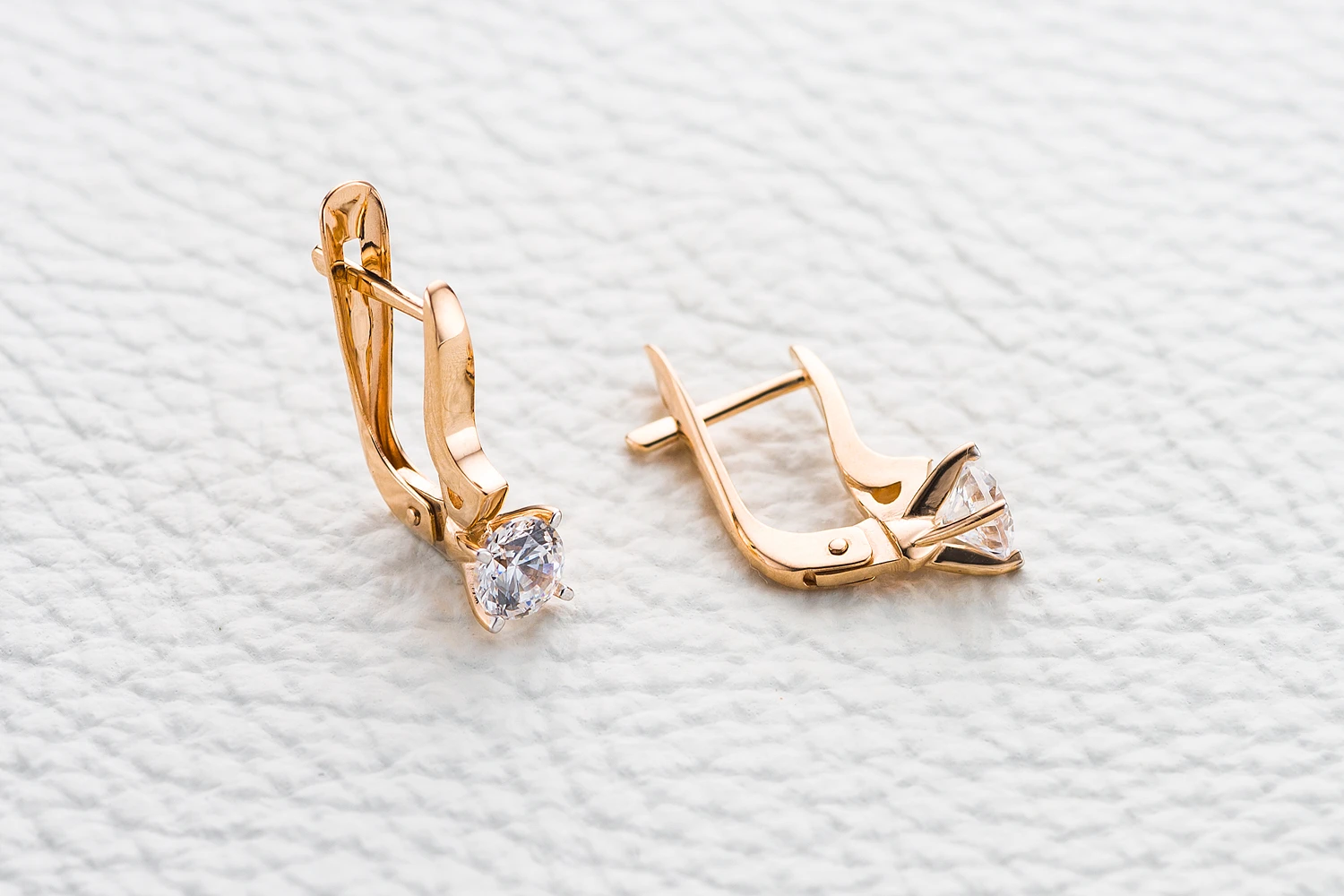 Серьги из красного золота с 2 кристаллами swarovski