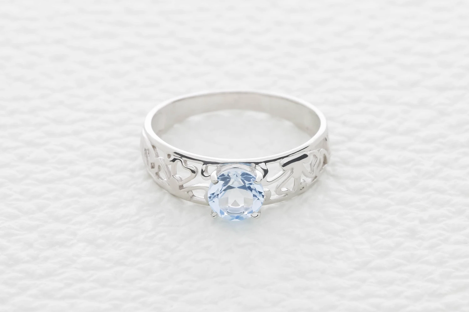 Кольцо из белого золота с топазом sky