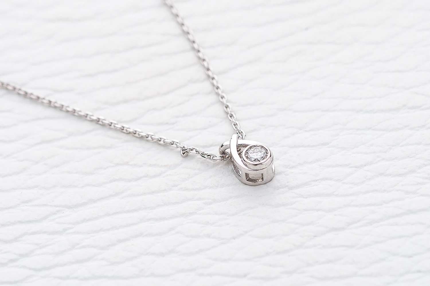 Колье из белого золота с бриллиантом