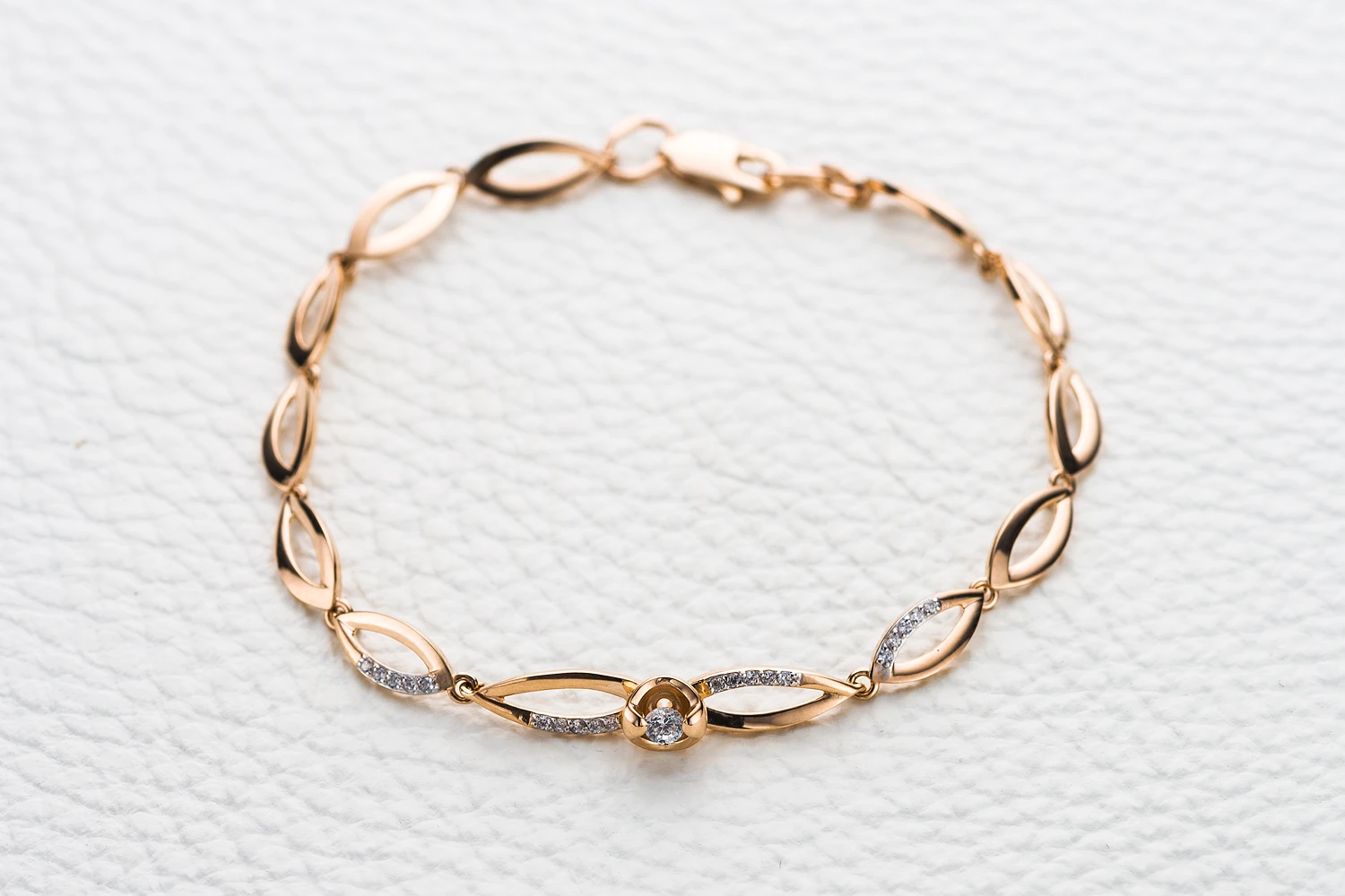 Браслет из красного золота с 21 фианитами