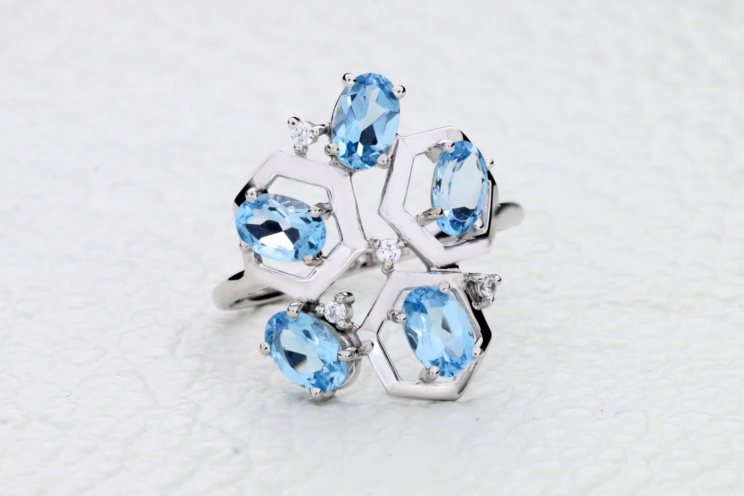 Кольцо из белого золота с 5 топазами swiss и 4 фианитами