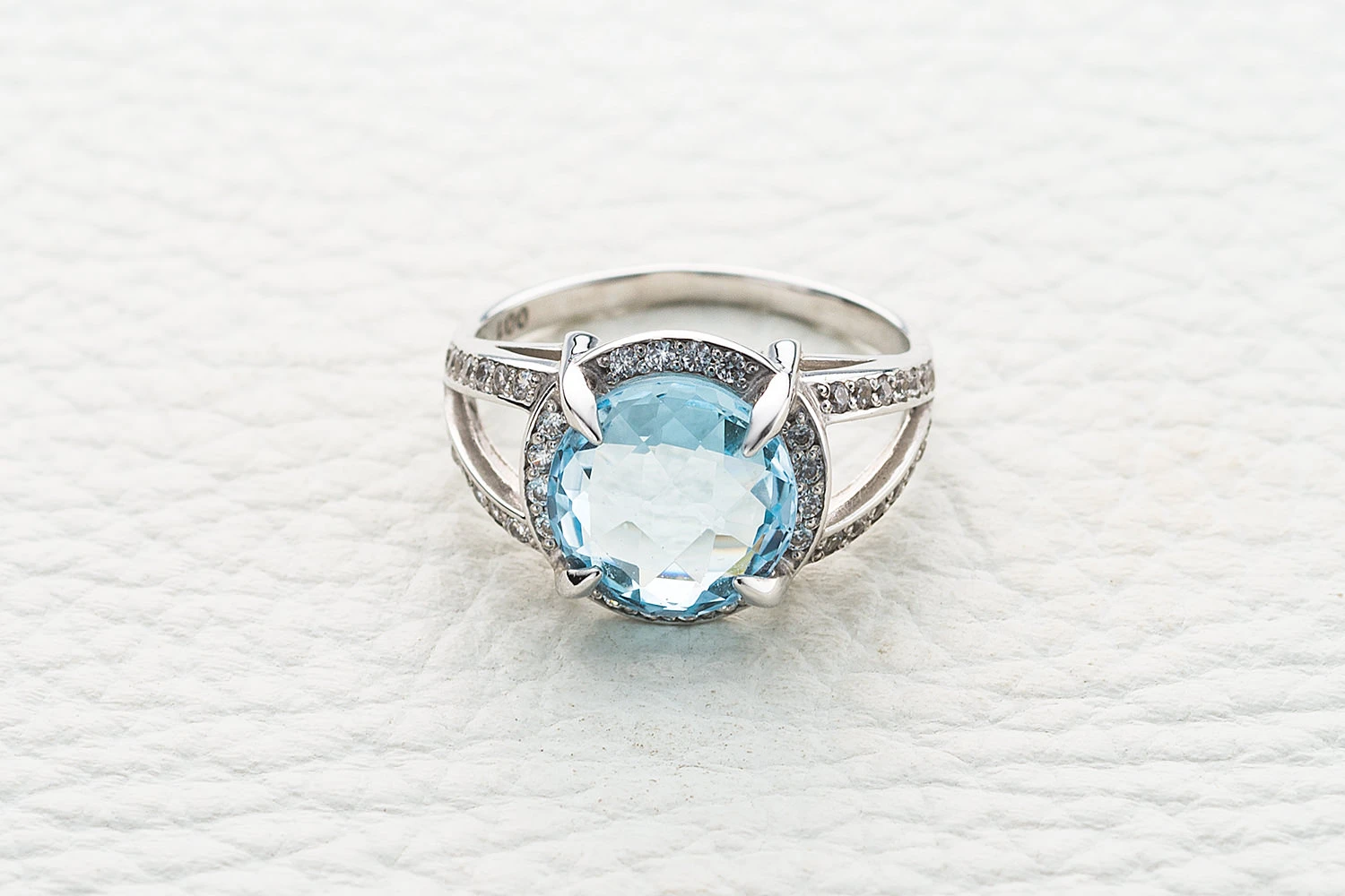 Кольцо из белого золота с топазом sky и 44 фианитами