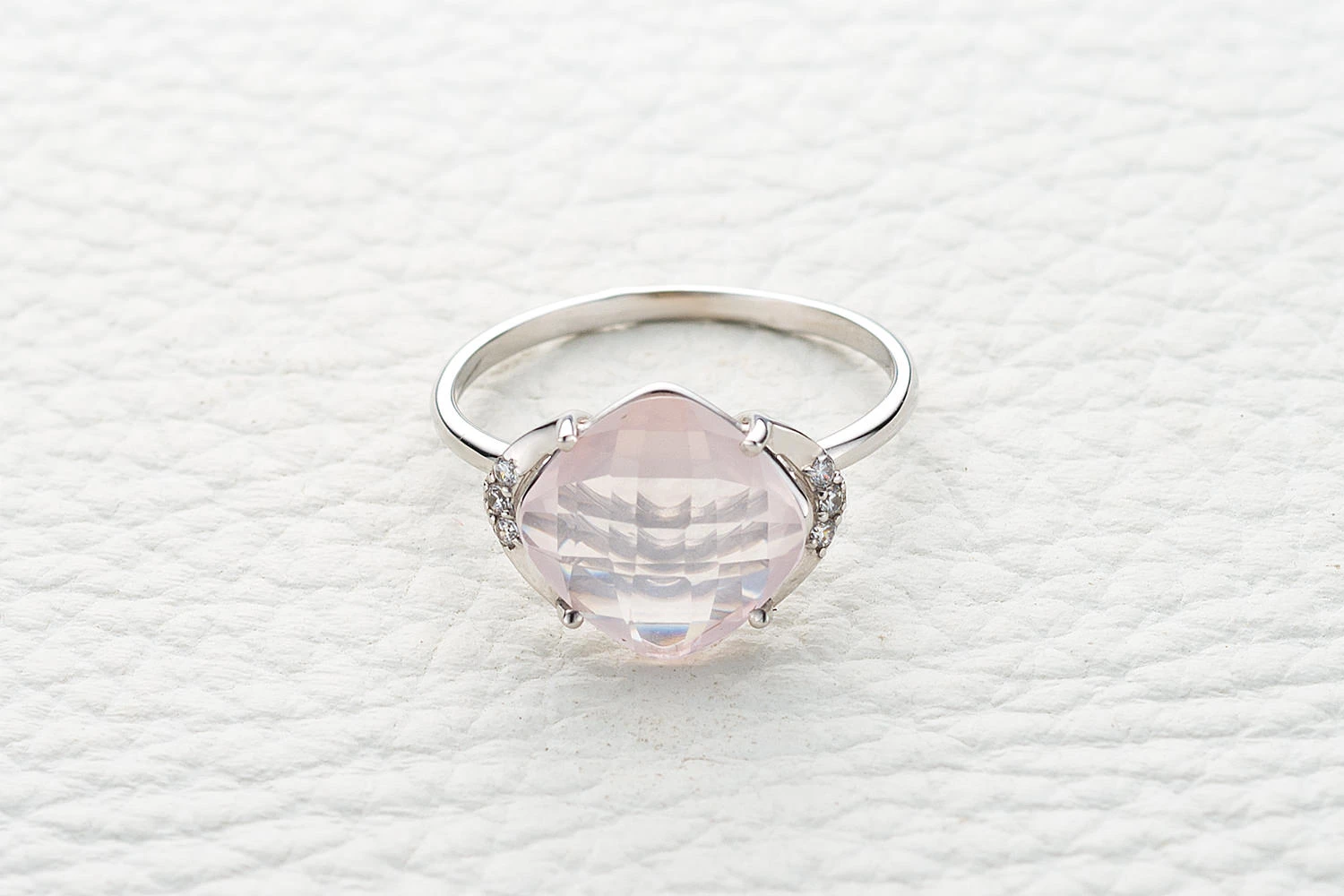 Кольцо из белого золота с кварцем и 6 фианитами