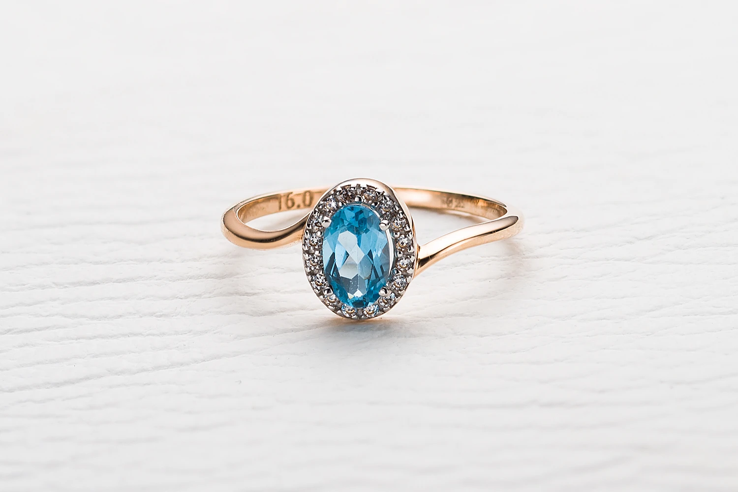 Кольцо из красного золота с топазом swiss и 16 фианитами