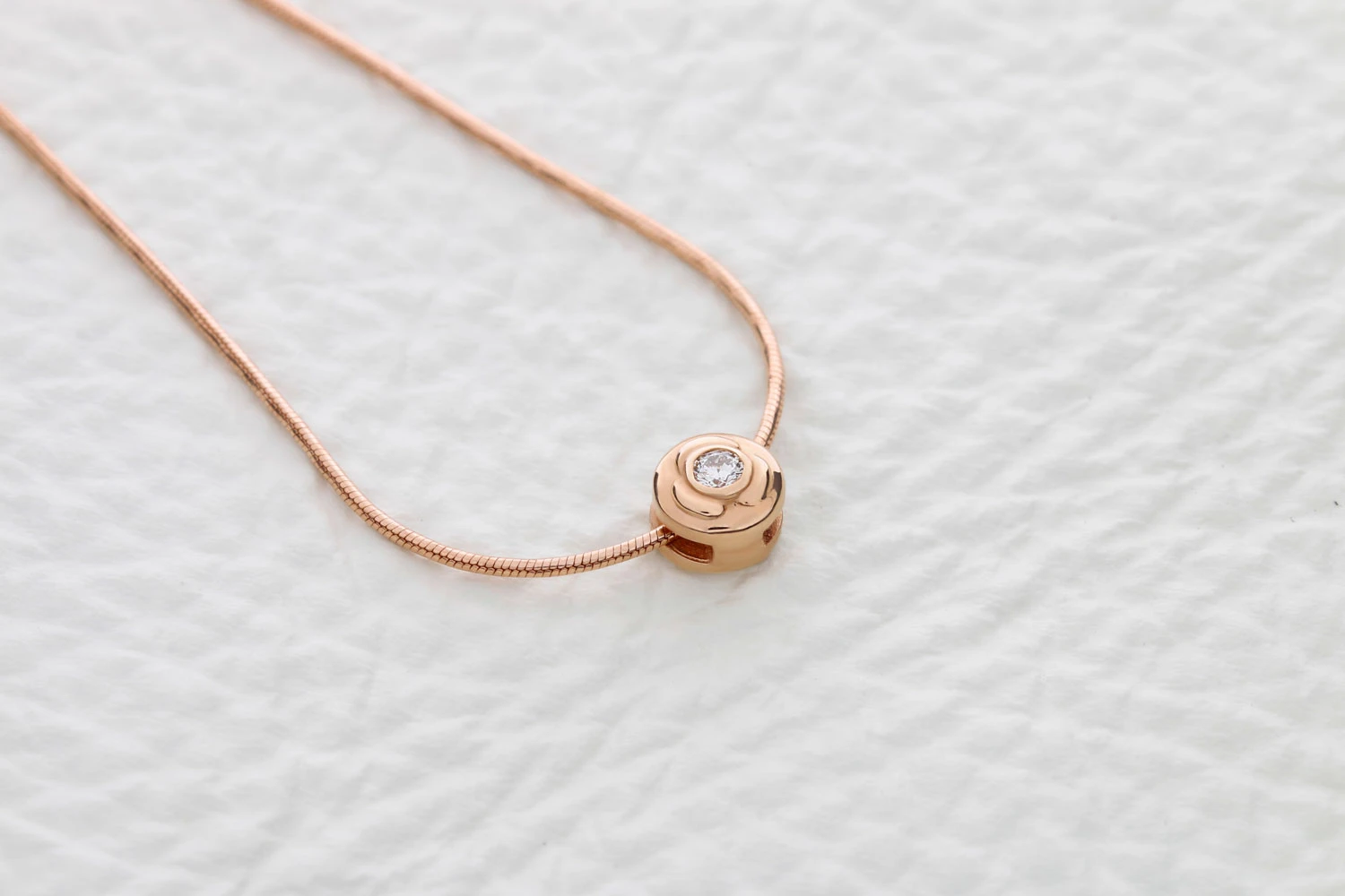 Колье Цветок из красного золота с бриллиантом