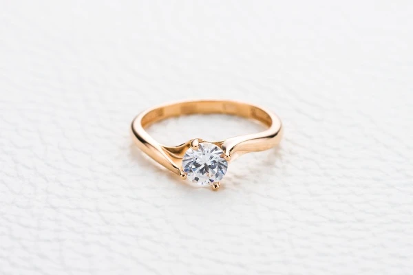 Кольцо из красного золота с кристаллом swarovski