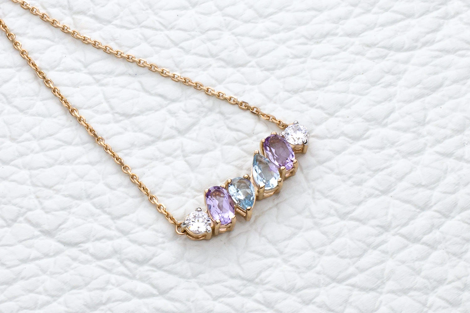 Колье из красного золота с аметистами, топазами sky и фианитами