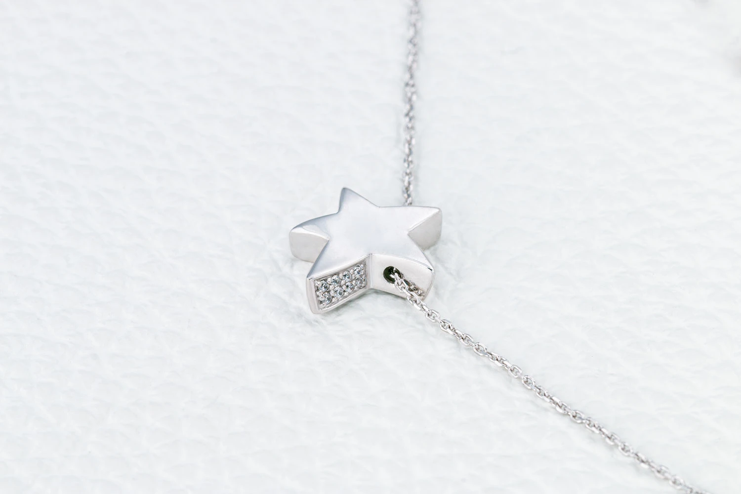 Колье Звезда из белого золота с 8 фианитами