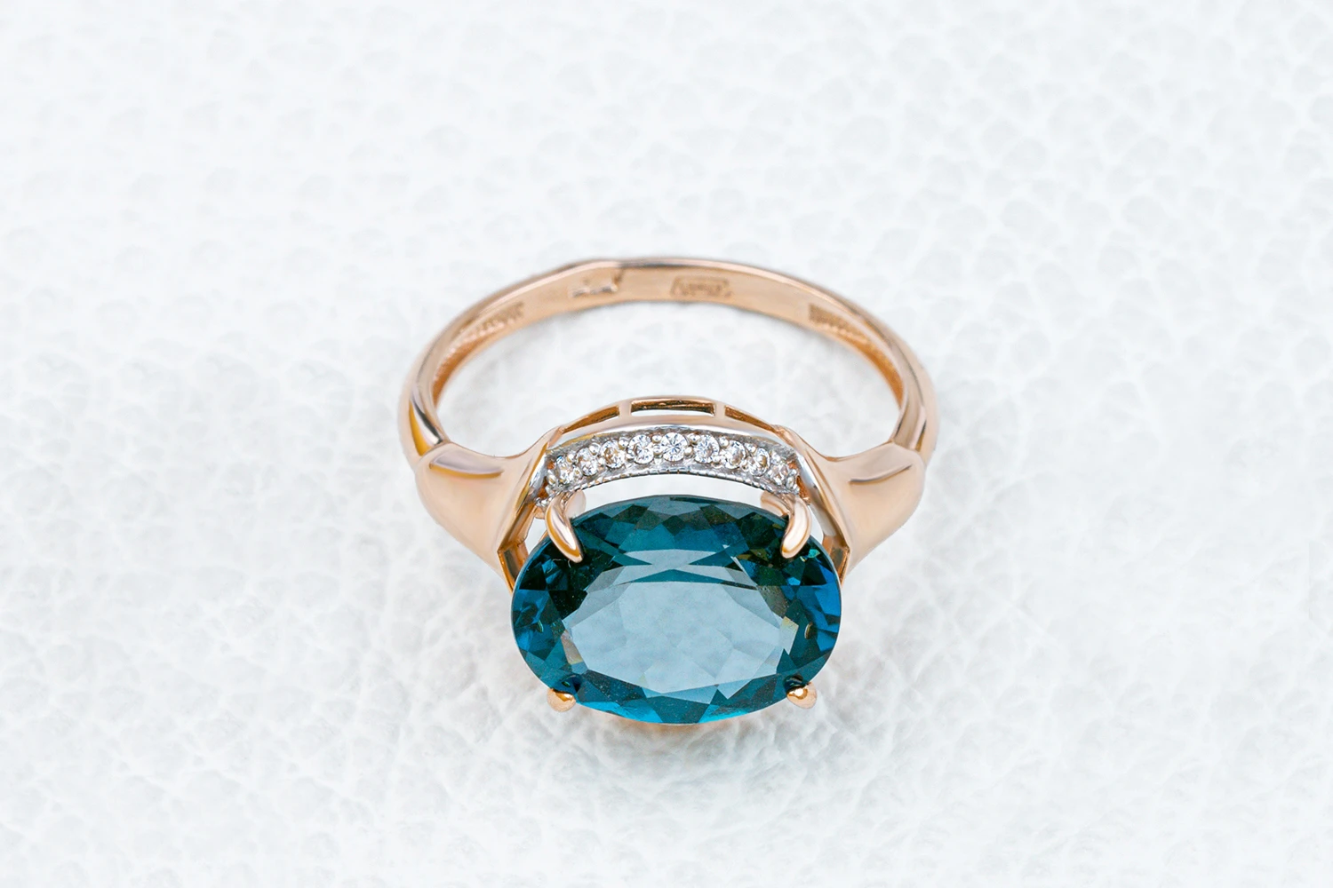 Кольцо из красного золота с топазом лондон и 18 фианитами