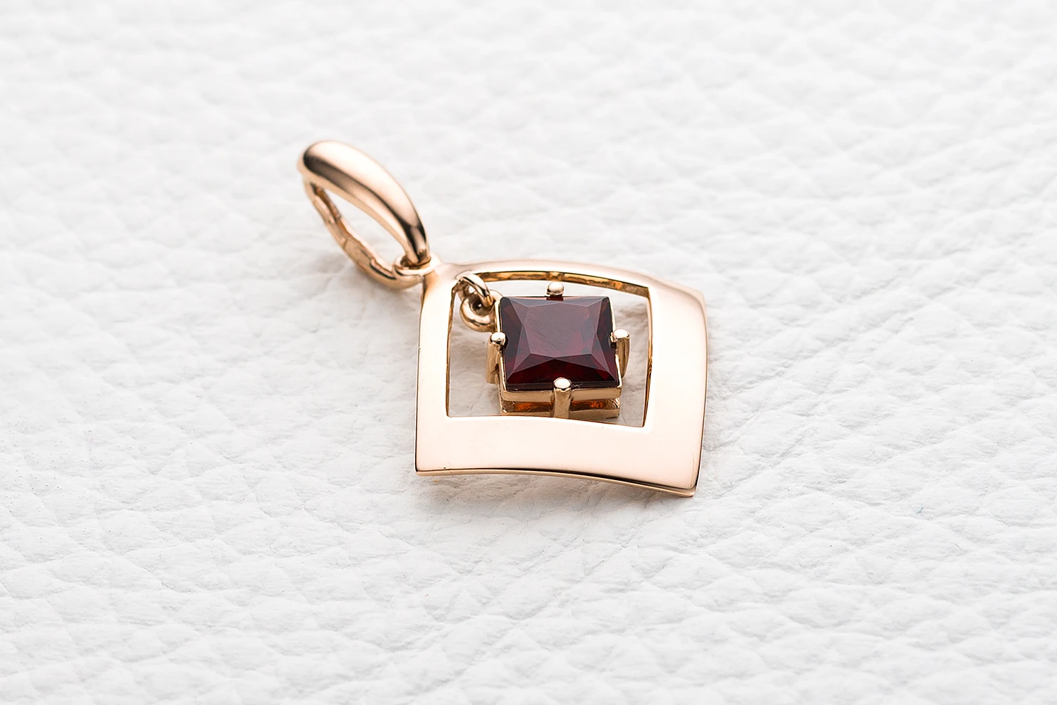 Подвеска Квадрат из красного золота с гранатом