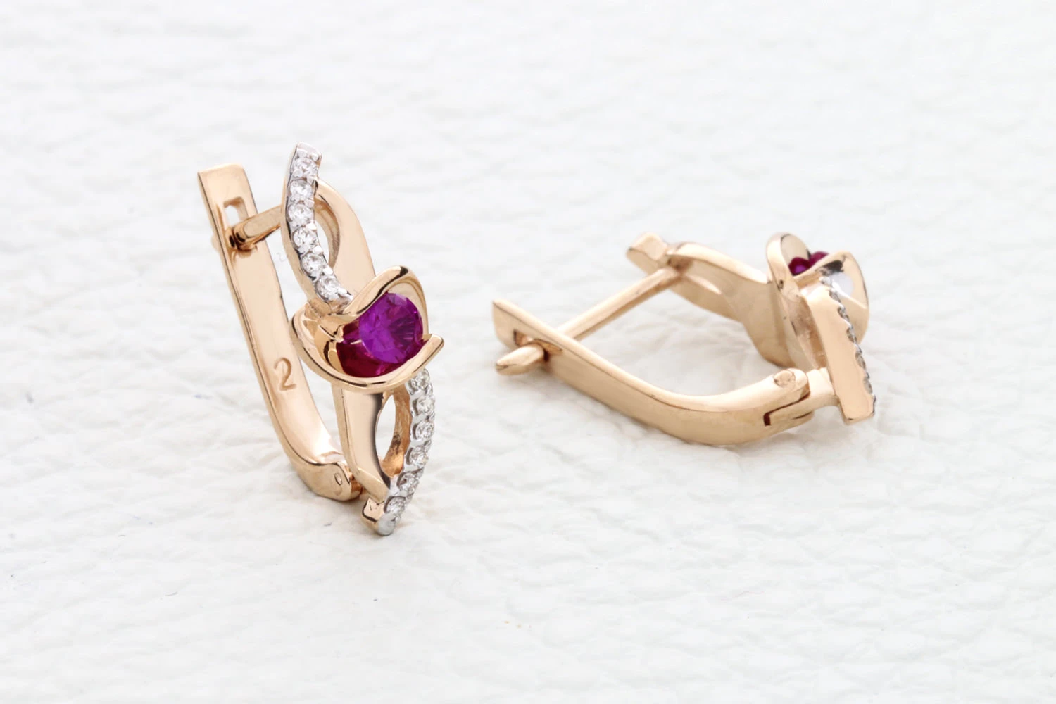 Серьги из красного золота с 2 корундами и 24 бриллиантами