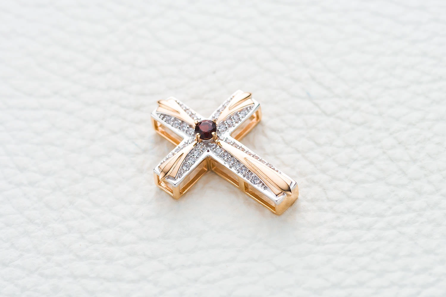 Крест из красного золота с гранатом и 40 фианитами