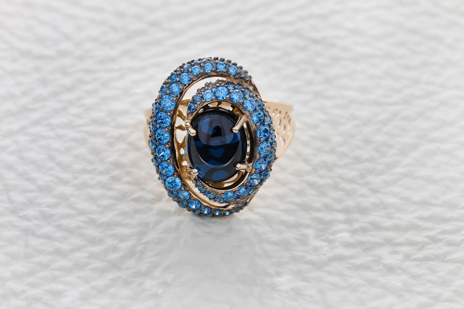 Кольцо из красного золота с кварцем и 71 фианитами