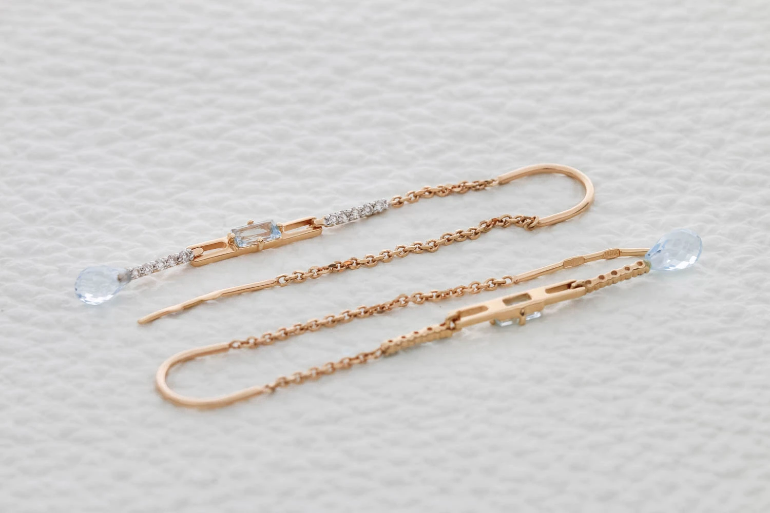 Серьги-продёвки из красного золота с 4 топазами sky и 20 бриллиантами