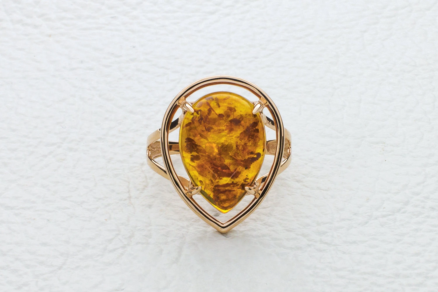 Кольцо из красного золота с янтарём