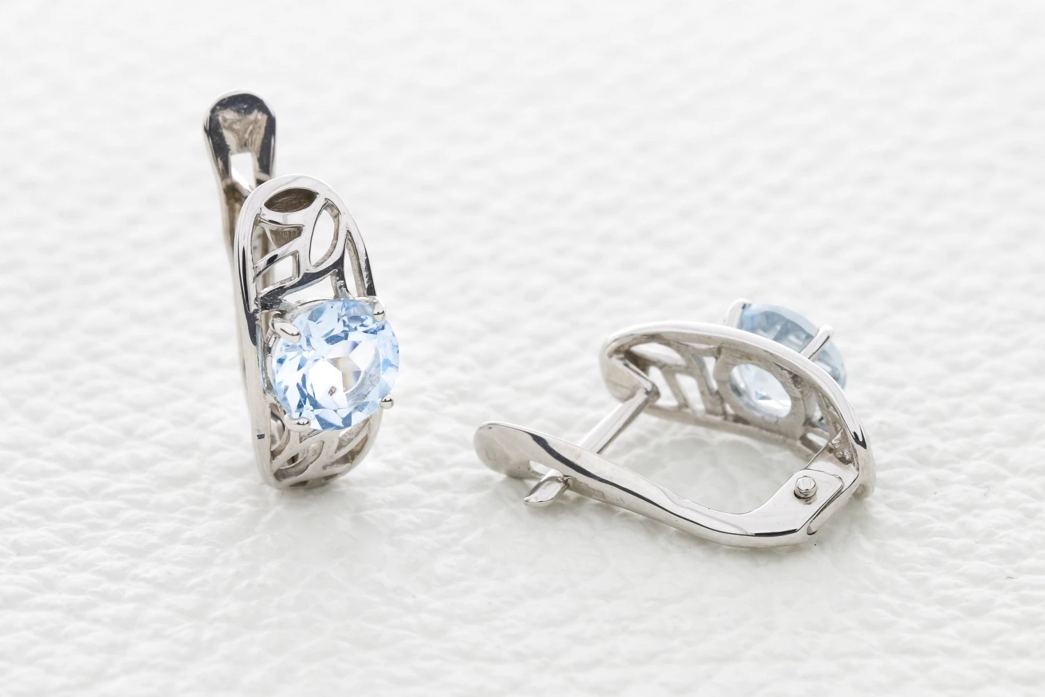 Серьги из белого золота с 2 топазами sky