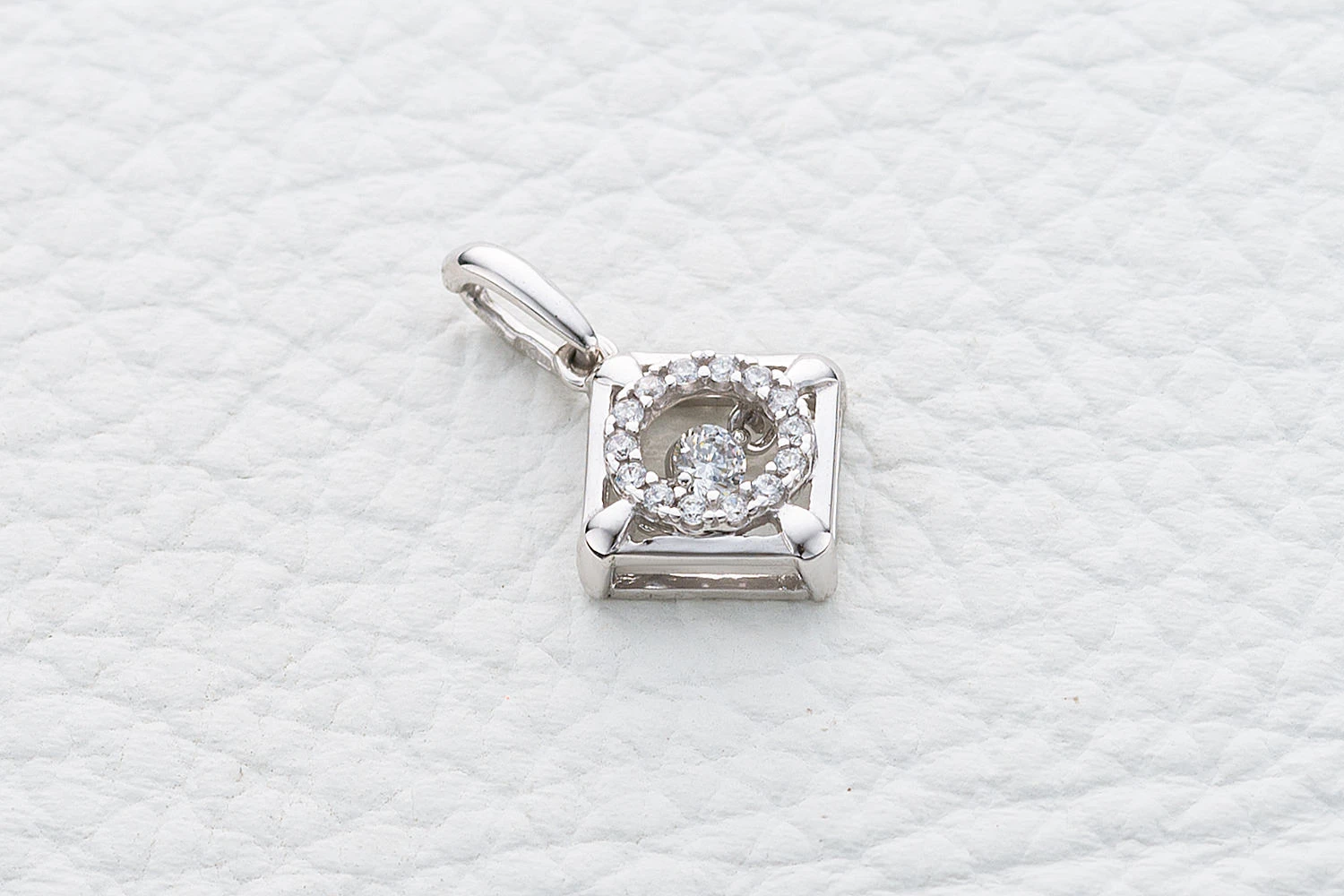 Подвеска Квадрат из белого золота с 15 фианитами
