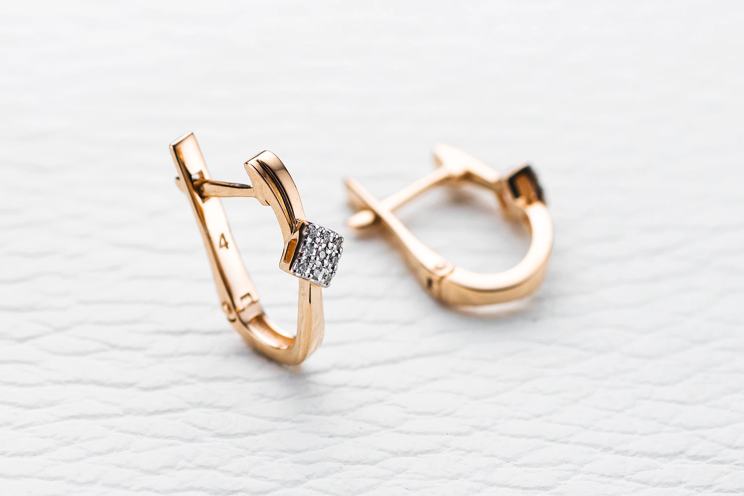 Серьги из красного золота с 18 бриллиантами