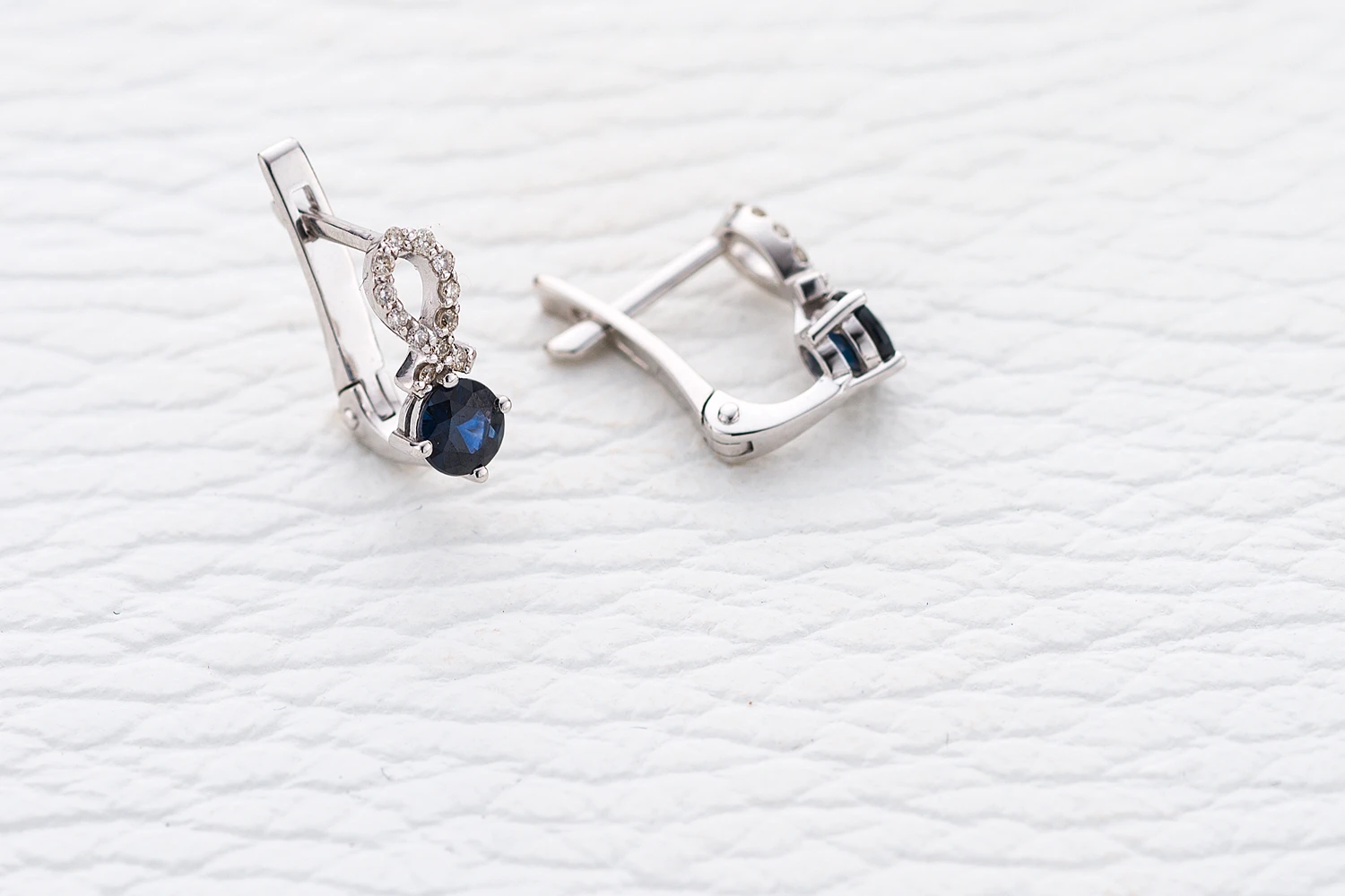 Серьги из белого золота с 2 сапфирами и 24 бриллиантами