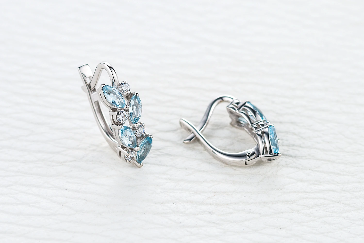 Серьги из белого золота с 8 топазами sky и 8 фианитами