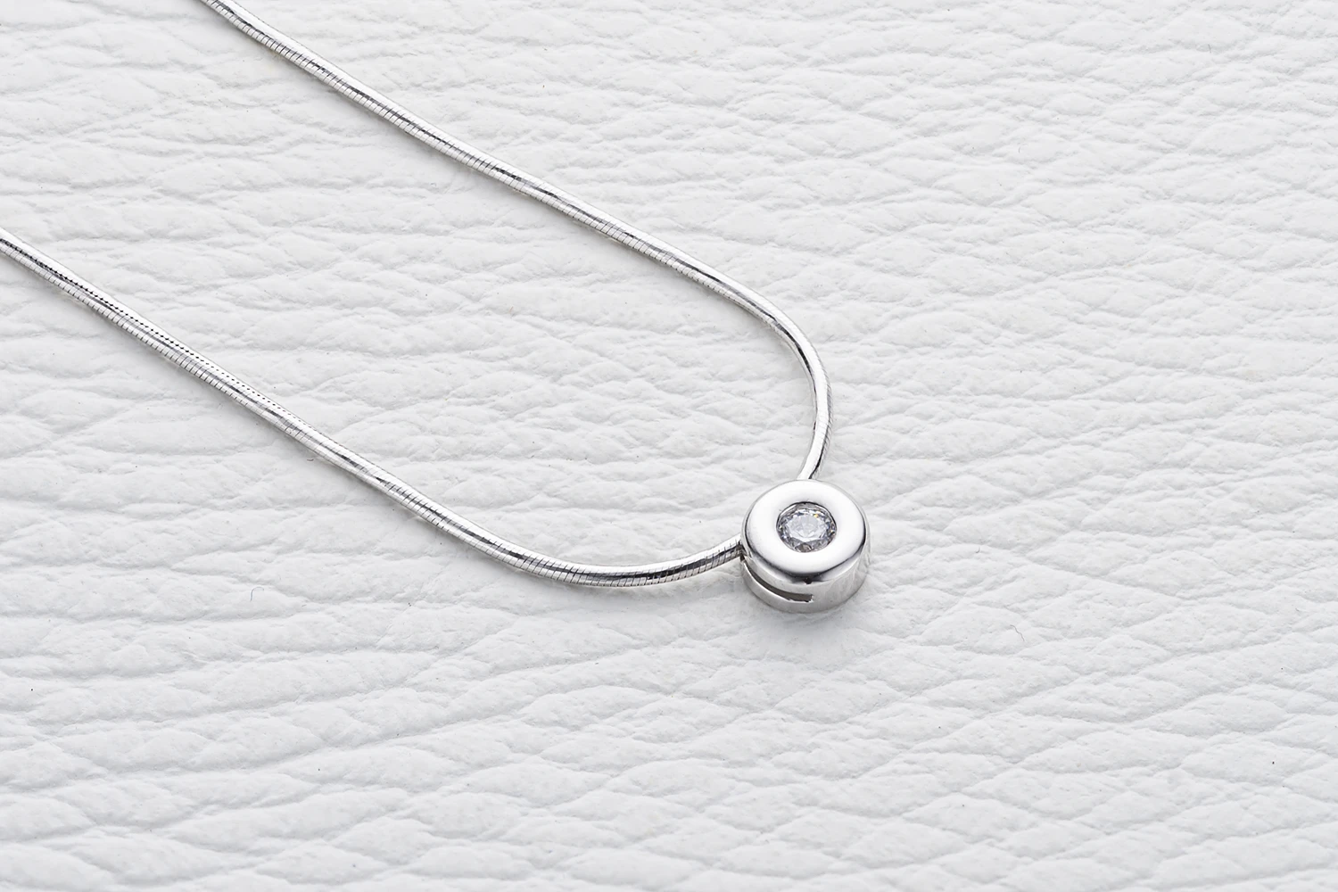 Колье из белого золота с фианитом