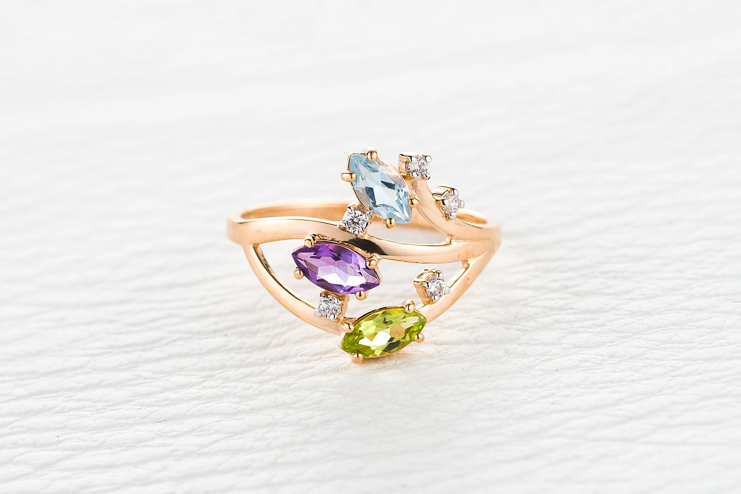 Кольцо из красного золота с аметистом, топазом sky и хризолитом