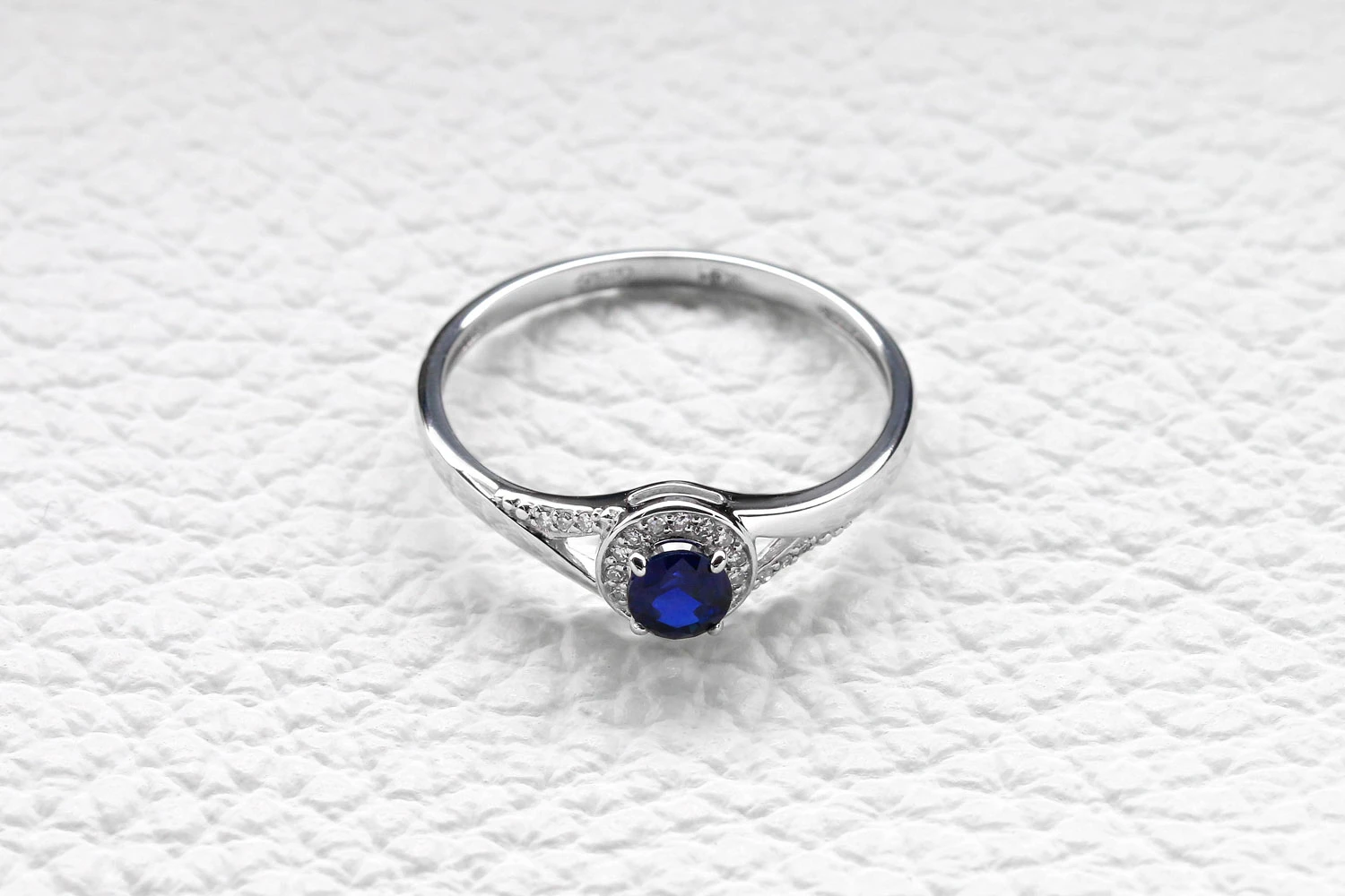 Кольцо из белого золота с корундом и 21 бриллиантами