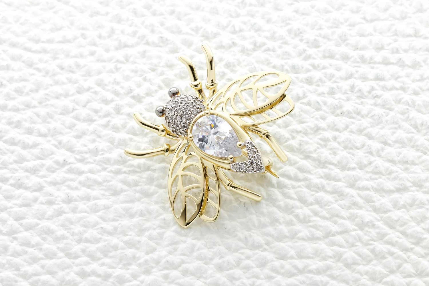 Брошь Пчела из жёлтого золота с 32 фианитами